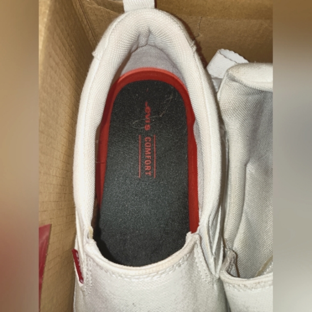 Tennis shoes